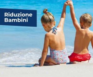 dua bambini biondi che giocano sulla spiaggia