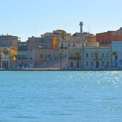 Vista del porto di brindisi ripreso dal mare con sfondo gradinata virgilio e colonna romana