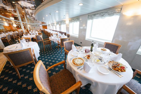 Sala ristorante a bordo delle navi Grimaldi Brindisi